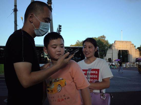 2019年8月30日，路子宽和父母在清华大学门口。 新京报记者 陈婉婷 摄